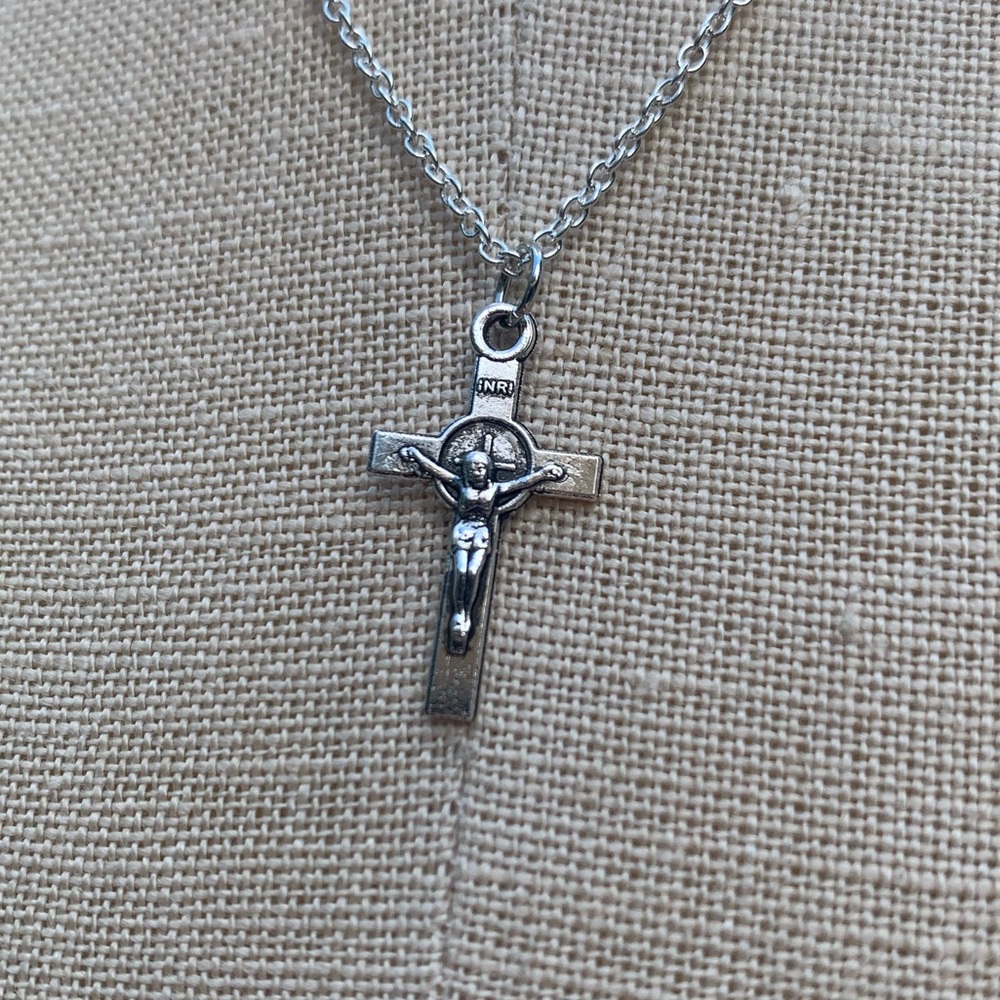 NWT Sterling Silver Plated Chain & Crucifix Alloy Metal Charm Necklace - Picture 5 of 14